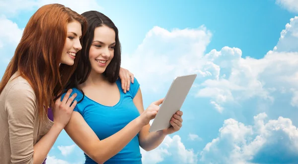 Två leende tonåringar med tablet pc-dator — Stockfoto