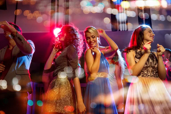 Znajomych szczęśliwy taniec w klubie z święta światła — Zdjęcie stockowe