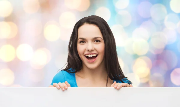 Sonriente chica joven con pizarra blanca en blanco — Foto de Stock