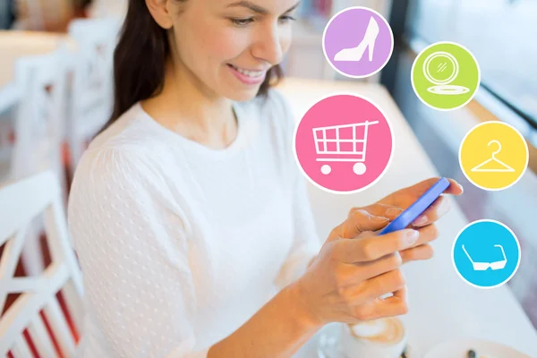 Mujer sonriente con compras de teléfonos inteligentes en línea — Foto de Stock