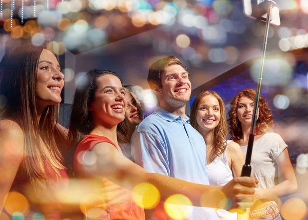 Friends with smartphone taking selfie in nightclub — Stock Photo, Image