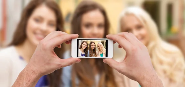 Fechar as mãos tirando fotos com smartphone — Fotografia de Stock