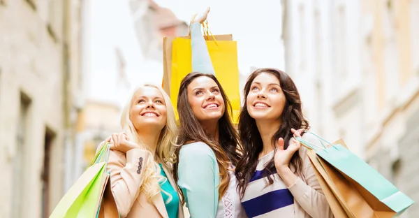 Girls with shopping bags in ctiy — Stock Photo, Image