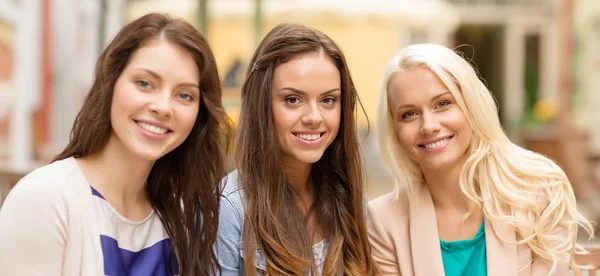 Tre vackra flickor som dricker kaffe i caféet — Stockfoto