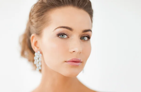 Mujer con pendientes de diamantes brillantes — Foto de Stock