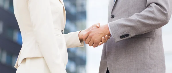 Close up of business couple shaking hands — Stock Photo, Image