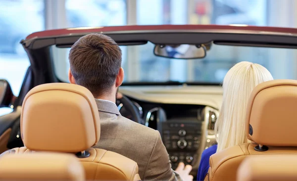 Casal sentado no carro cabriolet no auto show — Fotografia de Stock