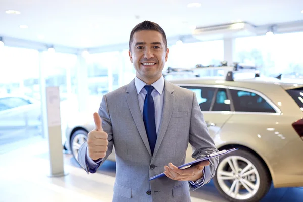 Hombre feliz en auto show o salón de coches — Foto de Stock