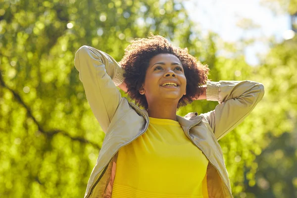 Gelukkig Afrikaanse Amerikaanse jonge vrouw in zomer park — Stockfoto