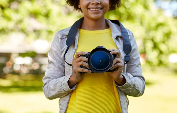 Mulher africana feliz com câmera digital no parque — Fotografia de Stock