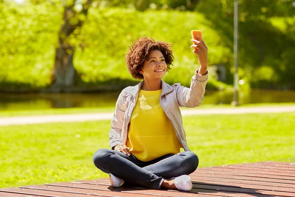 Happy afrikansk kvinna tar selfie med smartphone — Stockfoto