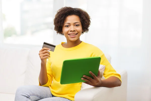 Szczęśliwa kobieta z komputera typu tablet i karty kredytowej — Zdjęcie stockowe