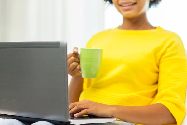 Mujer afroamericana feliz con el ordenador portátil en casa — Foto de Stock