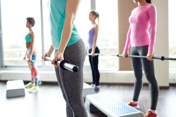 Närbild på kvinnor tränar med barer i gym — Stockfoto