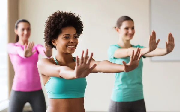 Grupp av leende människor dansar i gymmet eller studio — Stockfoto