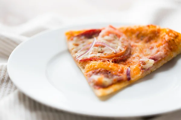 Primer plano de pizza casera en el plato — Foto de Stock