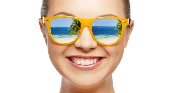 Menina adolescente feliz em óculos de sol Fotos De Bancos De Imagens