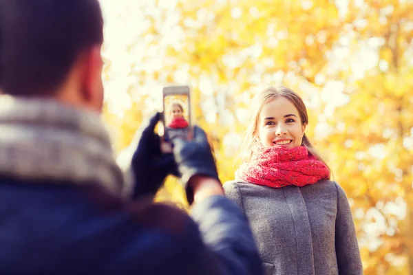 Sonbahar Park smartphone ile gülümseyen Çift — Stok fotoğraf