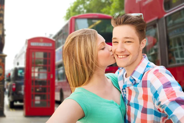 Happy couple taking selfie over london city — Φωτογραφία Αρχείου