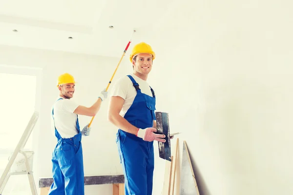 Grupo de construtores com ferramentas dentro de casa — Fotografia de Stock