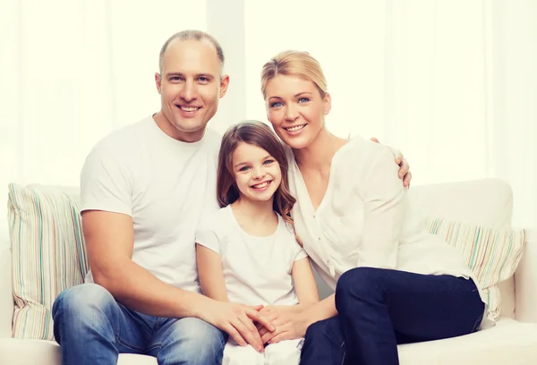 Sonrientes padres y niñita en casa —  Fotos de Stock