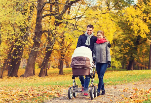 Ler par med baby barnvagn i höst park — Stockfoto
