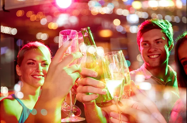 Smiling friends with wine glasses and beer in club — Stock Photo, Image