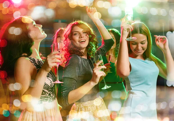 Amici sorridenti con bicchieri di champagne in club — Foto Stock
