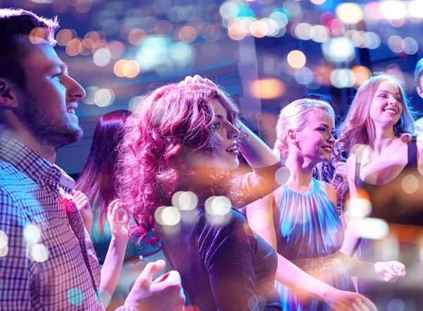 Amigos sorridentes dançando no clube — Fotografia de Stock