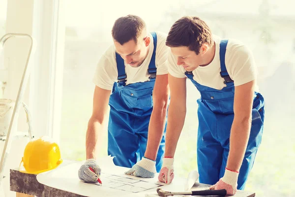 Group of builders with blueprint — Stock Photo, Image