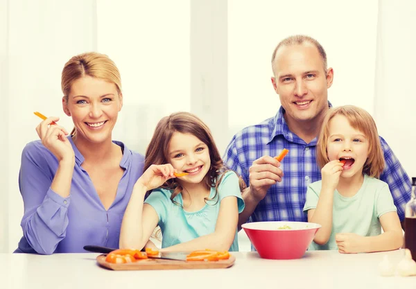 Lycklig familj med två barn äta hemma — Stockfoto