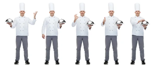 Ευτυχισμένο σεφ αρσενικό μάγειρας κρατώντας cloche — Φωτογραφία Αρχείου