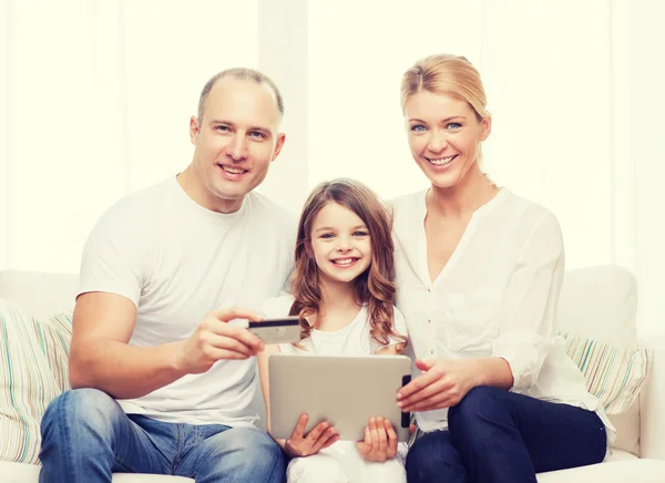 Ouders en meisje met tablet pc en creditcard — Stockfoto