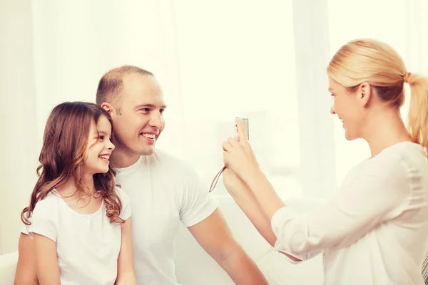 Happy mother taking picture of father and daughter — Stock Photo, Image