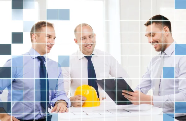 Glückliches Team von Architekten und Designern im Amt — Stockfoto