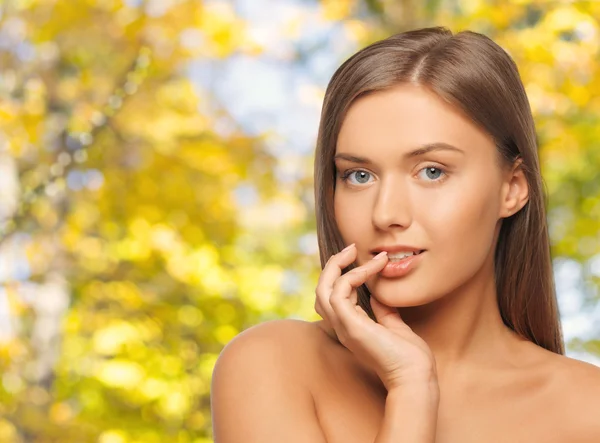 Beautiful young woman with bare shoulders — Stock Photo, Image