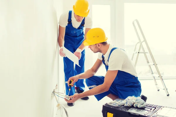 Construtores com tablet pc e equipamentos dentro de casa — Fotografia de Stock