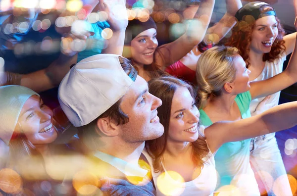 Lachende vrienden bij een concert in club — Stockfoto