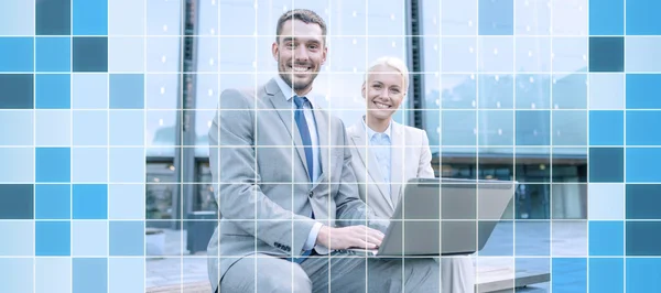 Glimlachende zakenmensen met laptop outdoors — Stockfoto