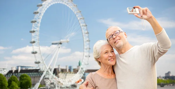 Senior couple selfie with camera over london — Stock Fotó