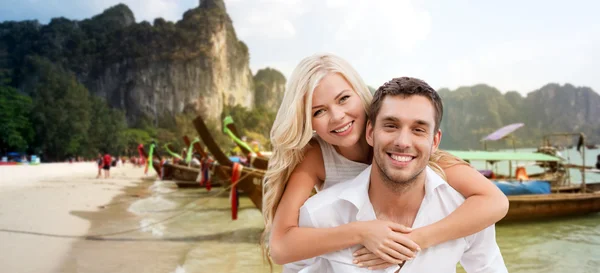 Happy couple having fun on summer beach — Stock Photo, Image