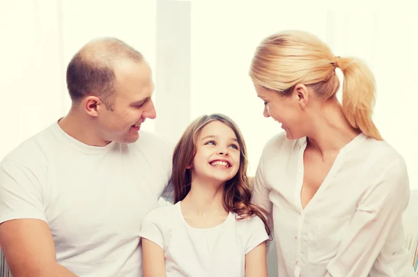 Lachende ouders en thuis meisje — Stockfoto