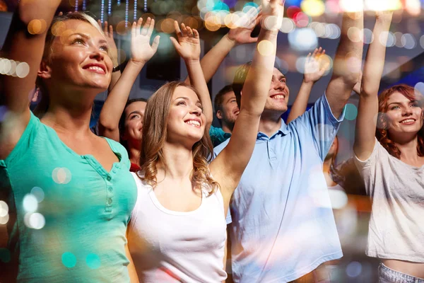 Smiling friends at concert in club — Stock Photo, Image