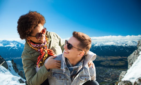 Heureux adolescent couple dans les nuances avoir amusant à l'extérieur — Photo