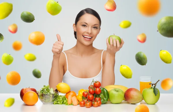 Mujer feliz con comida saludable mostrando los pulgares hacia arriba —  Fotos de Stock