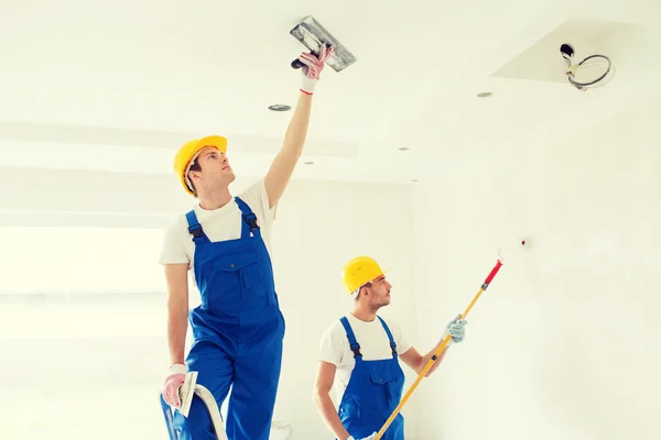 Grupo de construtores com ferramentas dentro de casa — Fotografia de Stock