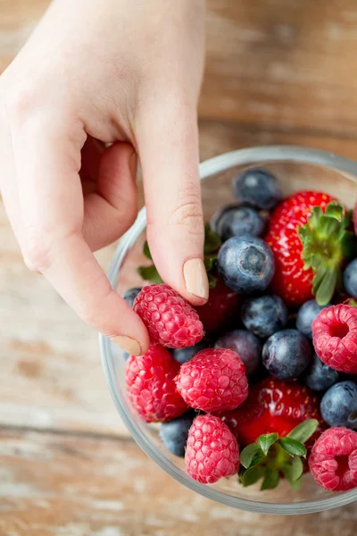 Close up of woman hands with berries in glass bowl — Φωτογραφία Αρχείου