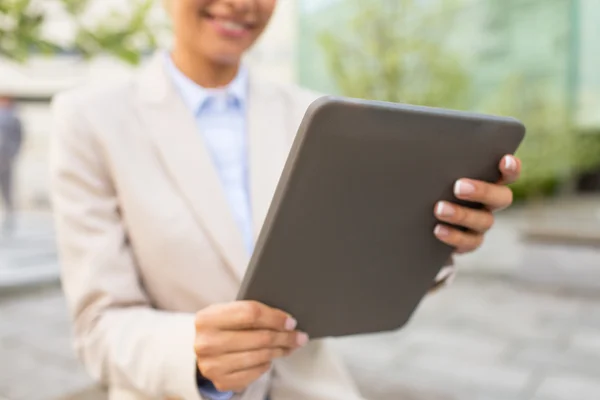 Primo piano di donna d'affari con tablet pc in città — Foto Stock