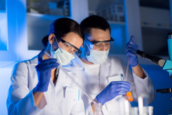 Primo piano degli scienziati che effettuano test in laboratorio — Foto Stock