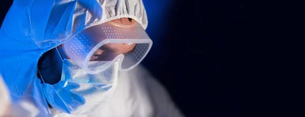 Close up of scientist face in chemical lab — Stock Photo, Image